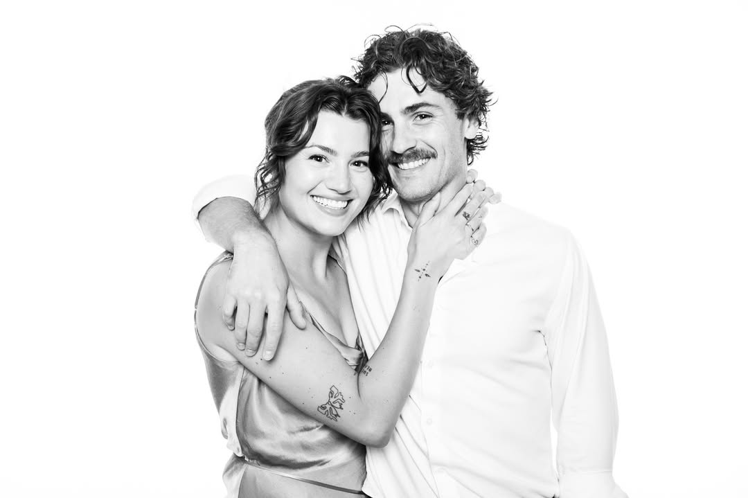 Retrato en blanco y negro de pareja sonriendo