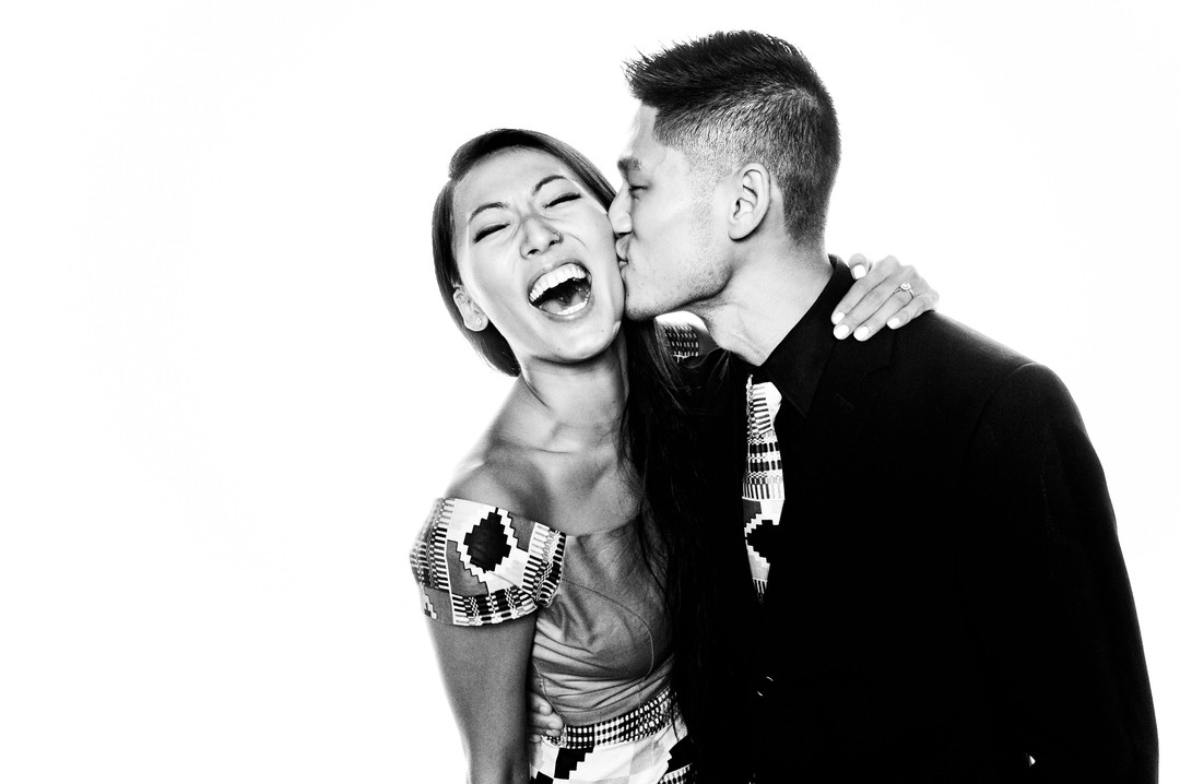 Retrato en blanco y negro beso