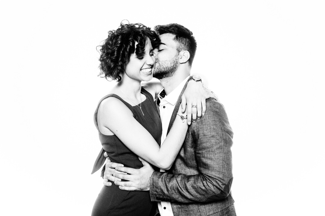 Retrato en blanco y negro abrazo